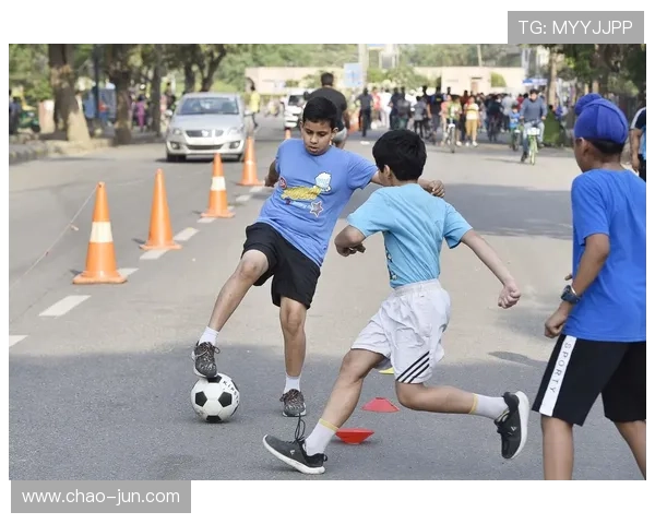 冬日街头足球明星时尚风采尽显引领潮流新风尚